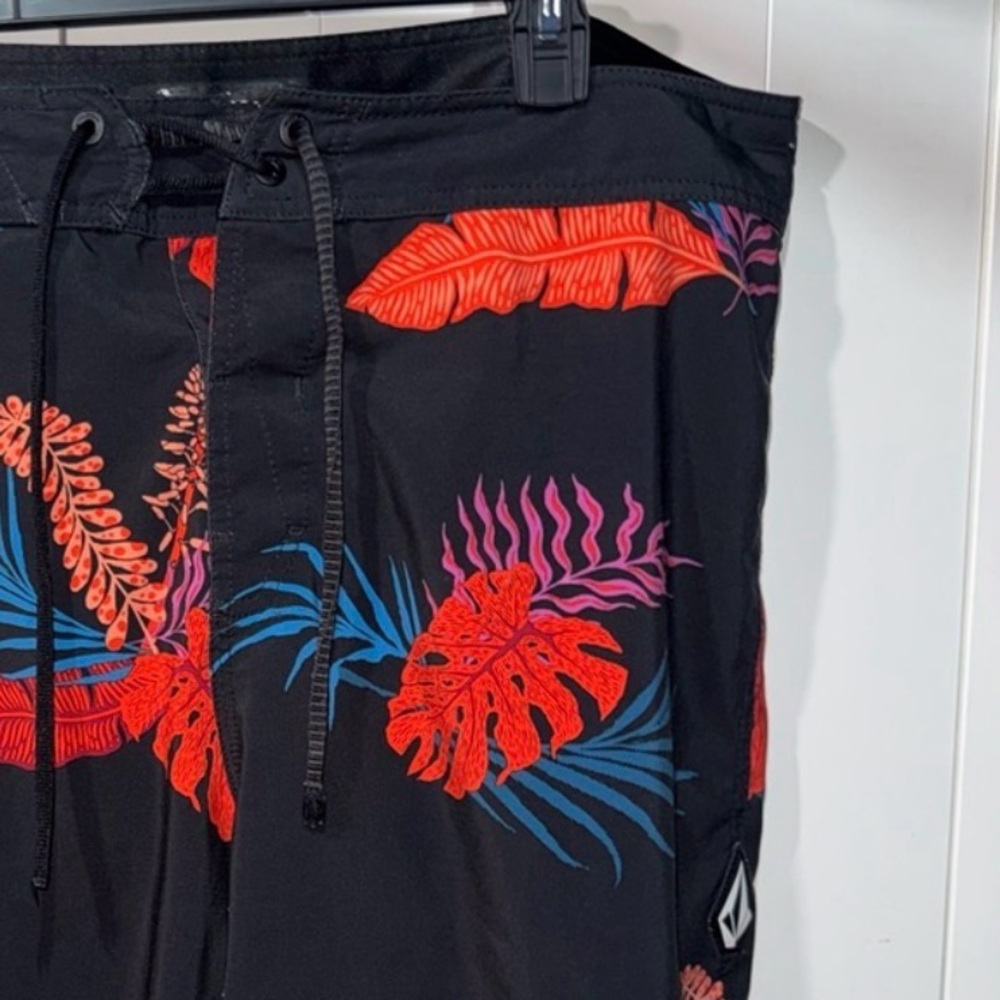 Volcom Men’s Bermuda Board Shorts Size 36 Black Polyester Tropical Print Swim